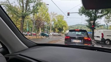 Yoğun bir kavşakta arabalar durdu