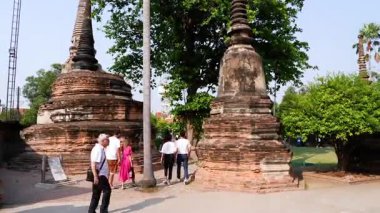 Ayutthaya, Tayland 'da tarihi tapınakları keşfeden insanlar