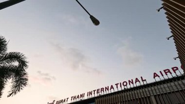 Surat Thani Uluslararası Havaalanı girişinin akşam manzarası