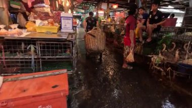 İşlek bir markette satıcılar ve müşteriler.