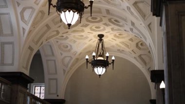 Bir odanın süslü tavanında kademeli tava