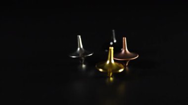 Bir yüzeyde dönen ve etkileşen üç üst