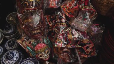 Masada çeşitli maskeler ve seramiklerin sergilenmesi