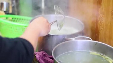 Mutfakta makarna pişirme dizisi