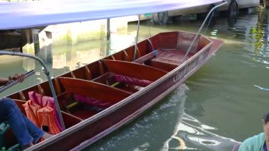 Kanal pazarından geçen uzun kuyruklu tekne.