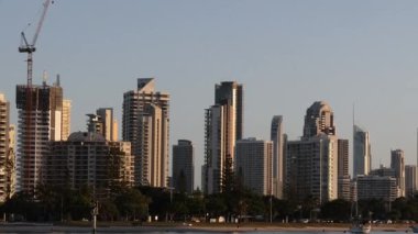 Günbegün bir şehrin silueti üzerinde geçiş.