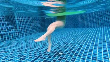 Kiremit havuzunda suyun altında yüzen kişi