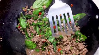 Tavada kızartılmış biftek ve fesleğen