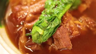 Yeşillikli lezzetli etli şehriye.