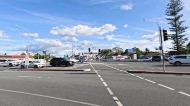 Araçlar yoğun bir kavşaktan geçiyor