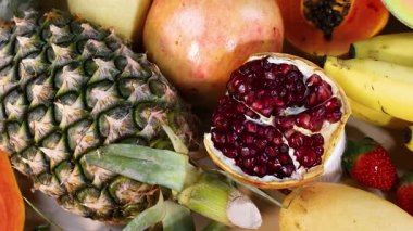 Beyaz arkaplanda gösterilen çeşitli meyveler