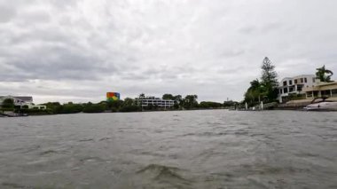 Binalar ve ağaçlarla dolu sakin bir kanal sahnesi.