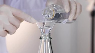 Sirkeyi hunili bir şişeye dök.