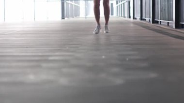 Modern bir köprüde atlama egzersizi yapan kişi