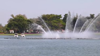 Manzaralı bir park ortamında fıskiye gösterisi