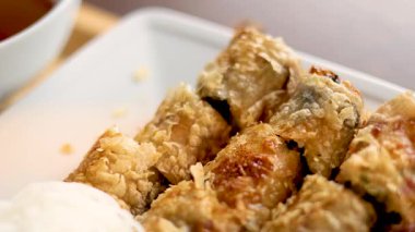 Erişte ve sebzeli leziz domuz dürümleri.