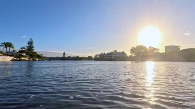 Altın Sahili 'nde gün batımında manzaralı nehir gezisi