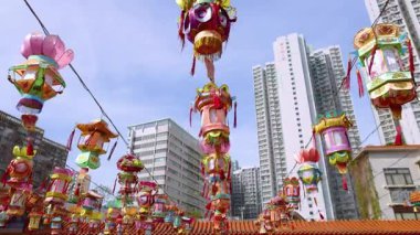 Hong Kong siluetinde renkli fenerler sallanıyor