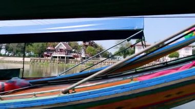 Süslü bir tekne huzurlu bir nehir boyunca ilerliyor.