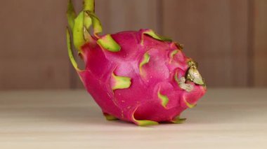 Ejderha meyvesi ahşap bir yüzey üzerinde döner.