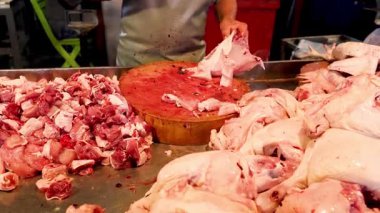 Ahşap bir kütükte et kesen kasap.