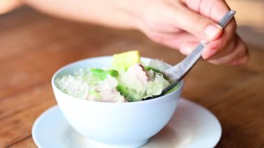 Eller bir kase yeşil buzu birleştiriyor.