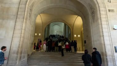 Paris 'teki Louvre Müzesine giren insanlar
