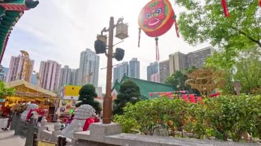 Canlı tapınağın çevresinde dolaşan ziyaretçiler.