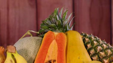 Çeşitli taze meyvelerden oluşan canlı bir karışım.