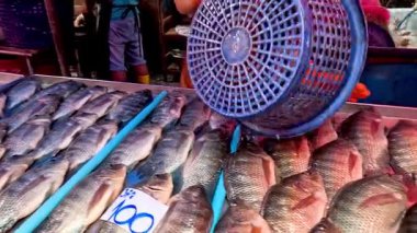 Kalabalık bir pazarda balık satışı dizisi