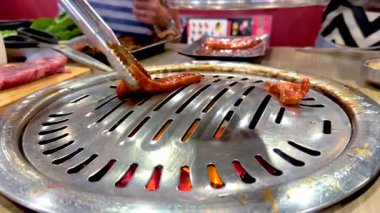 Bangkok 'taki Kore mangalında et ızgarası. Canlı renkler, dinamik açılar ve canlı atmosfer