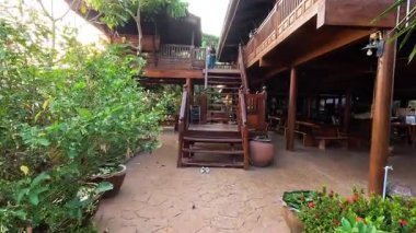 Yeşilliklerle çevrili ahşap mimari