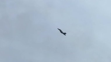 Bir F / A-18 Hornet Avustralya, Geelong 'daki Avalon Hava Gösterisi sırasında bulutlu bir gökyüzüne karşı hava manevraları gerçekleştirir.