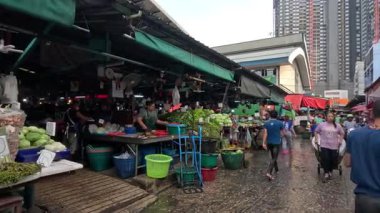 Meşgul bir açık hava pazarında satıcılar ve müşteriler