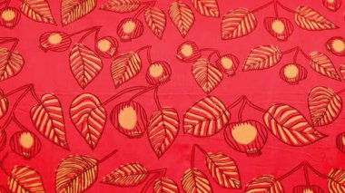 Karmaşık yaprak desenli kırmızı duvar