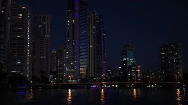 Gökdelenler geceleri suya yansıyor