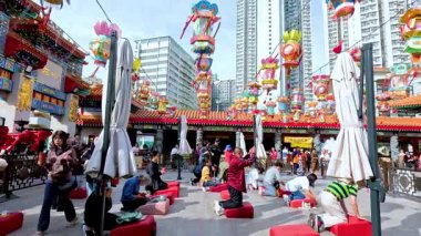 Renkli fenerler ve tapınak etkinliğindeki insanlar.