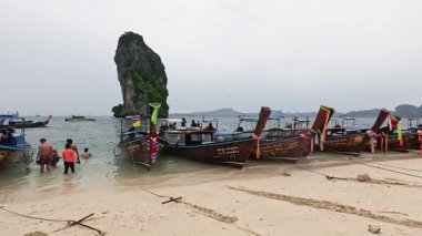 Tekneler Tayland sahillerine yanaştı.