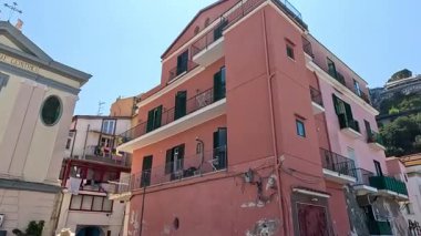 Renkli binaların ve kilisenin panoramik manzarası