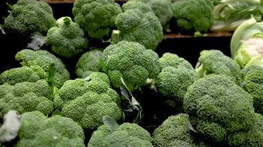 Gold Coast süpermarketinde canlı bir brokoli sergisi, doğal ışıklandırma ve yakın çekim kompozisyonu ile çekildi.