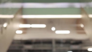 Çok katlı bir bina boyunca odak dışı hareket