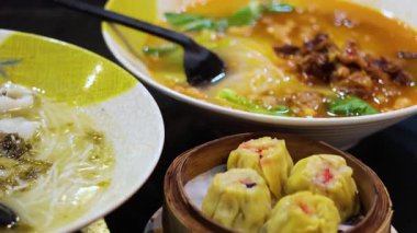 Erişte ve börek Melbourne restoranında servis edilir.