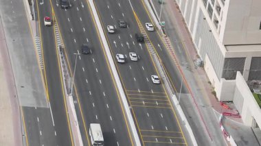 Araçlar Dubai 'de çok şeritli bir yolda ilerliyor.