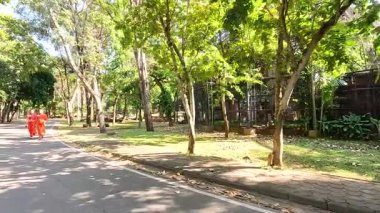 Keşişler sakin bir ortamda huzur içinde dolaşır.