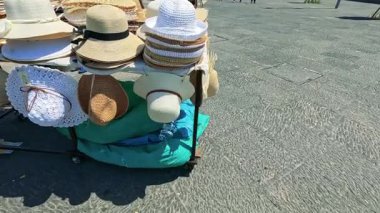 Napoli caddesi pazarında çeşitli şapkalar sergileniyor.