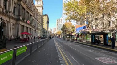 Tarihi ve modern binaları olan şehir caddesi