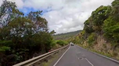 14 saniyelik bir video, parlak gün ışığında Büyük Okyanus Yolu 'ndaki yemyeşil ve kıyı manzaralarını görüntülüyor.