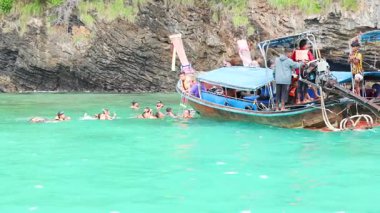Turistler yüzer ve Yengeç 'in manzaralı sularını keşfederler.