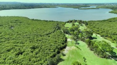 Golf sahası ve göl manzarası