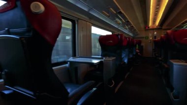 Milano manzaralı içi boş bir tren.